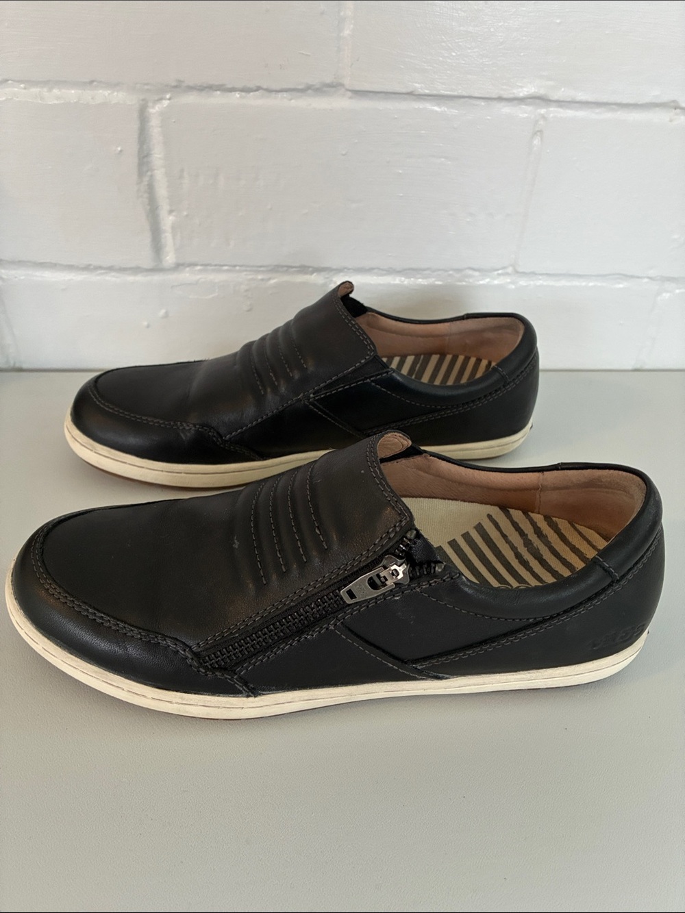 Taos Zipward Size 8 women’s shoes